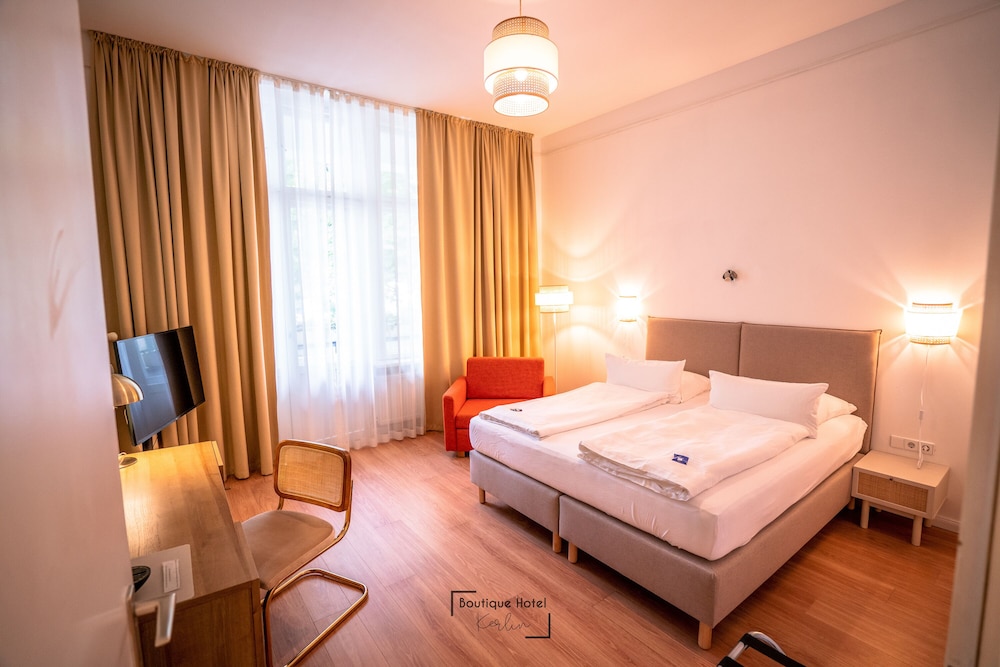Premium Double Room, 1 King Bed, Balcony, City View photo 3