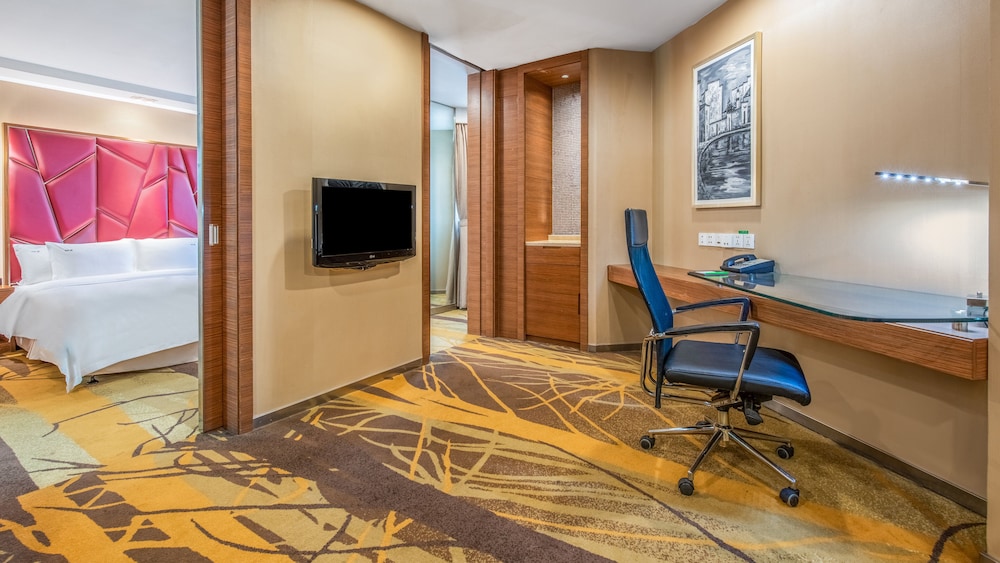Suite, 1 King Bed, Non Smoking - Photo 9