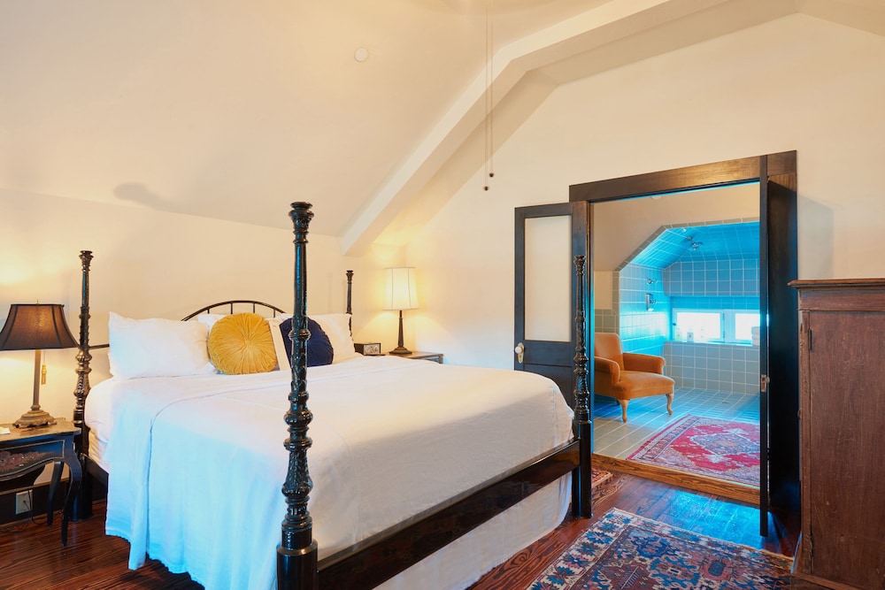 Superior Suite, 1 King Bed, Accessible, City View (Penthouse Suite (Ph))