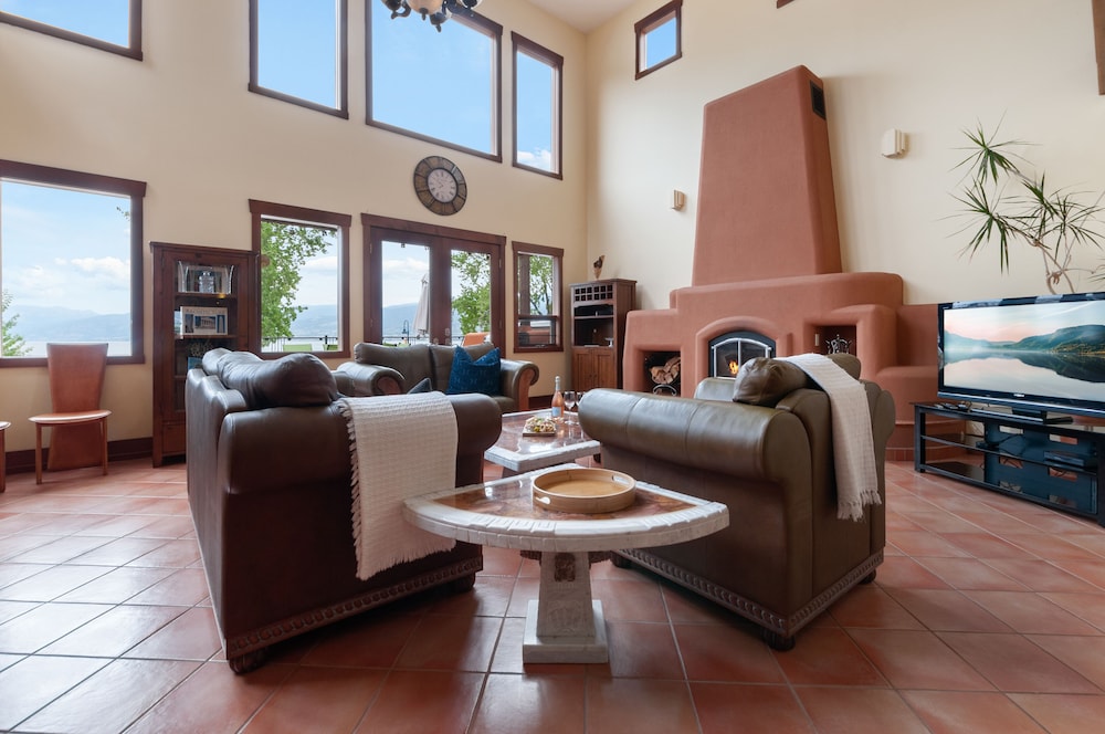 Executive Penthouse, 4 Bedrooms, Lake View, Beachside photo 1