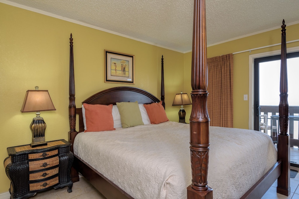 Deluxe Condo, 1 King Bed with Sofa bed, Ocean View, Beachfront
