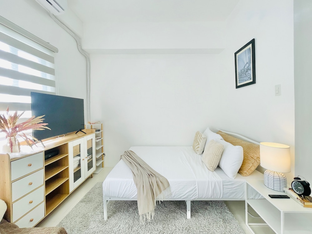 Signature Studio, Multiple Beds, Pool Access, Poolside photo 1
