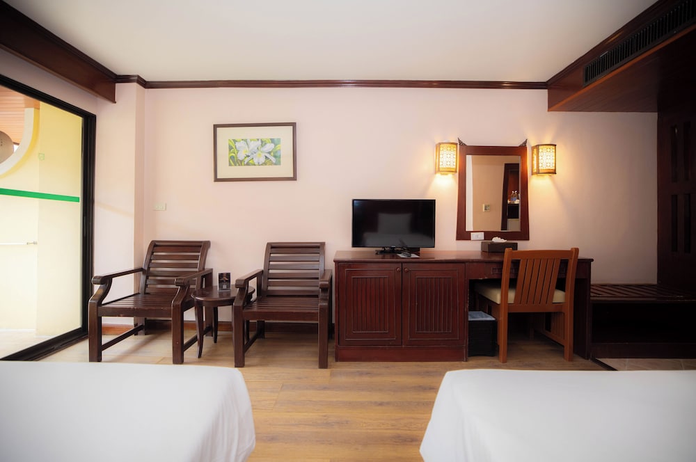 Deluxe Pool View Twin Room with Balcony - Photo 5