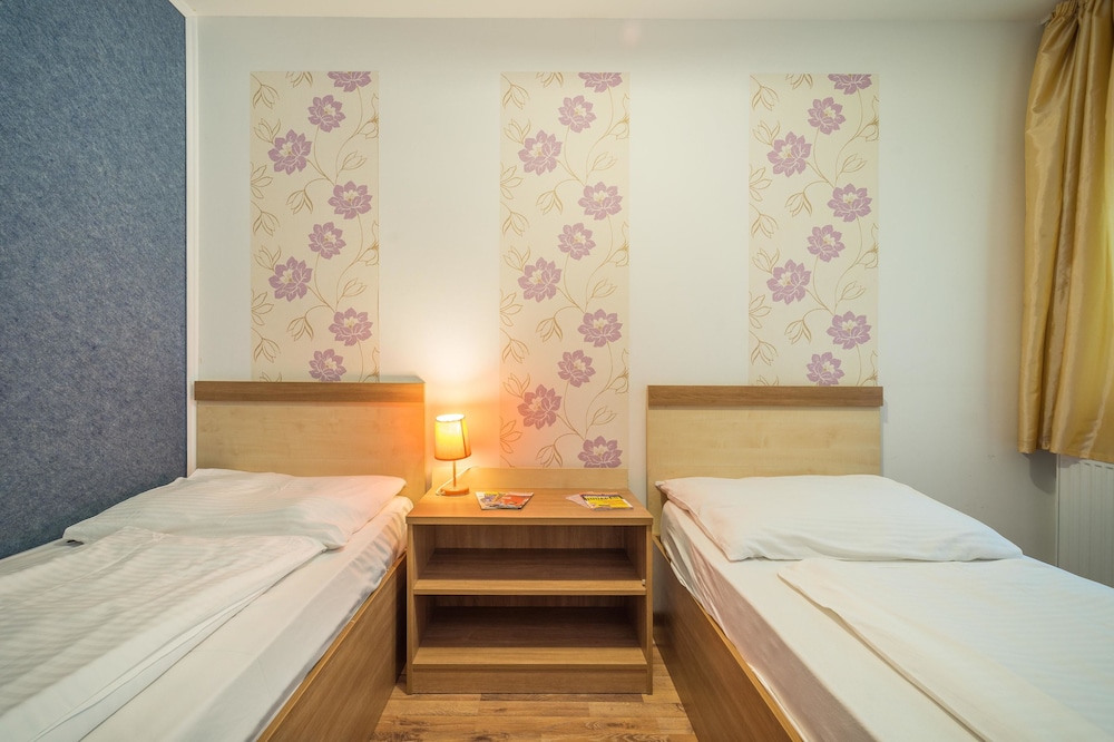 Standard Triple Room, 3 Twin Beds - Photo 3