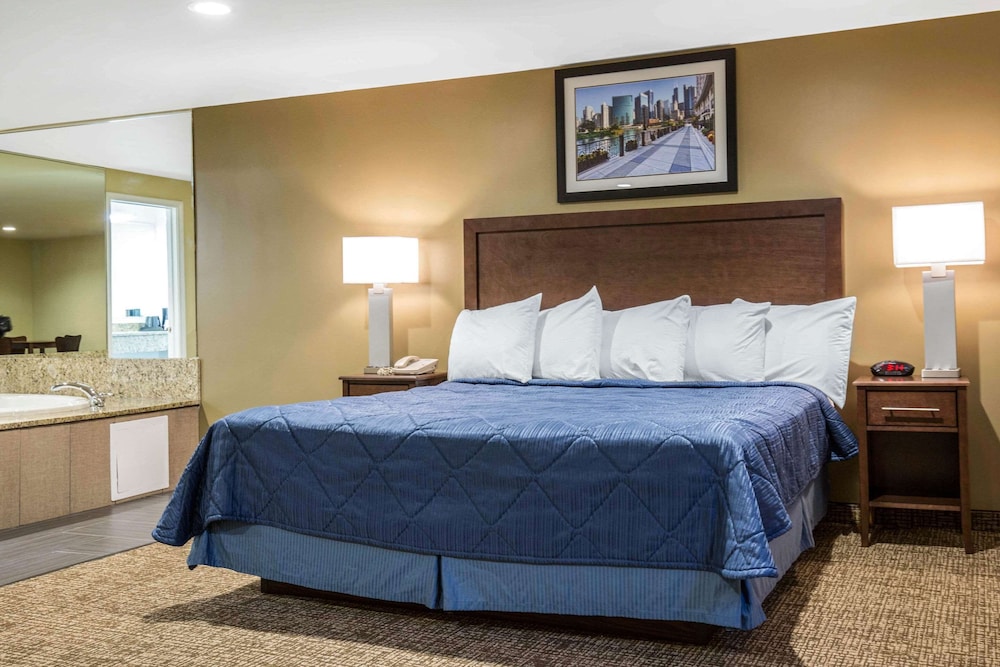 Suite, 1 King Bed, Non Smoking - Photo 3