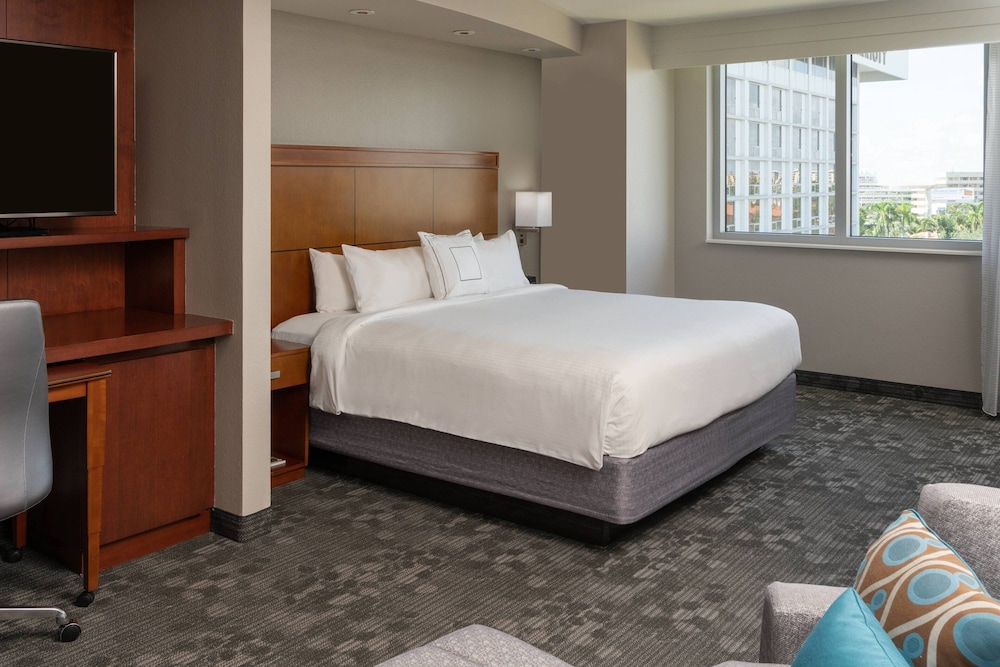 Room, 1 King Bed (Mobility Accessible, Transfer Shower) photo 3