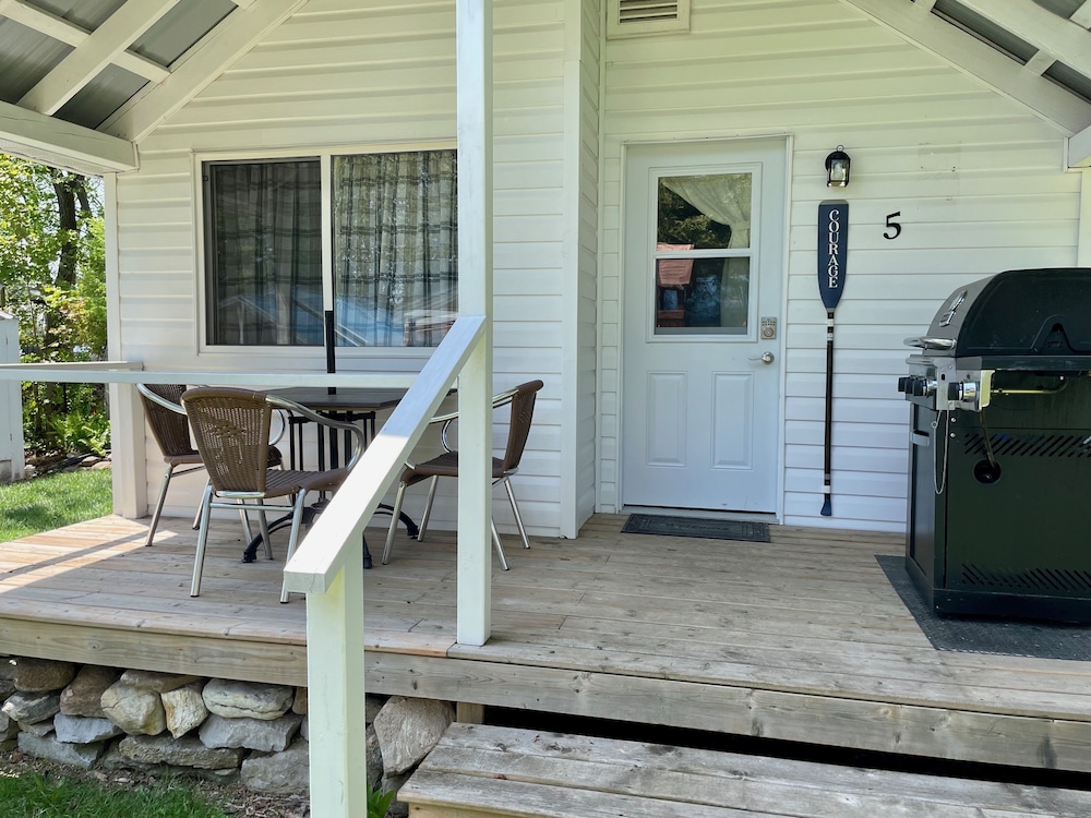 Economy Cottage, 1 Queen Bed with Sofa bed, Kitchenette, Lake View photo 2