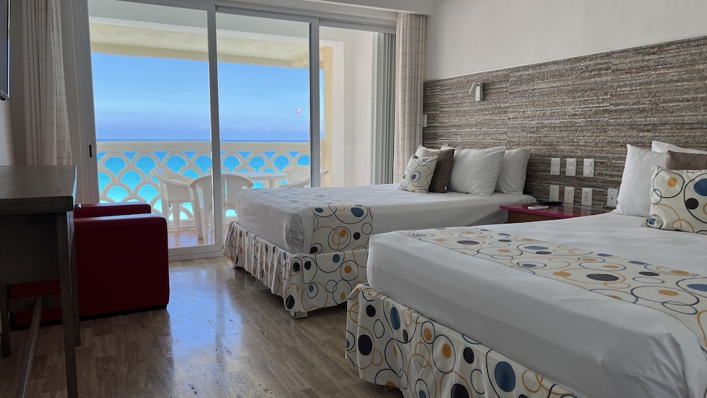 Deluxe Studio Suite, Balcony (406)