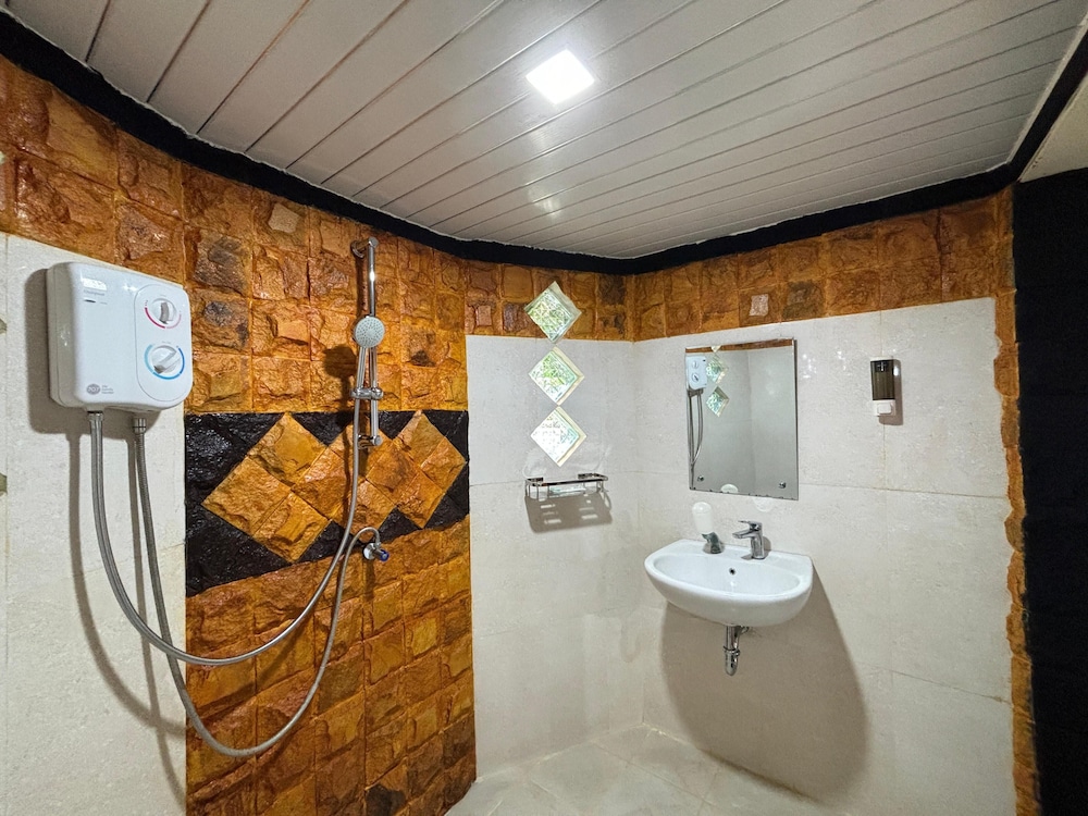 Exclusive Bungalow, 1 Queen Bed, Balcony, Beach View photo 3