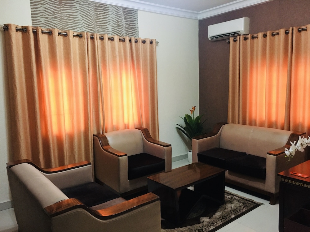 Executive Suite - Photo 2