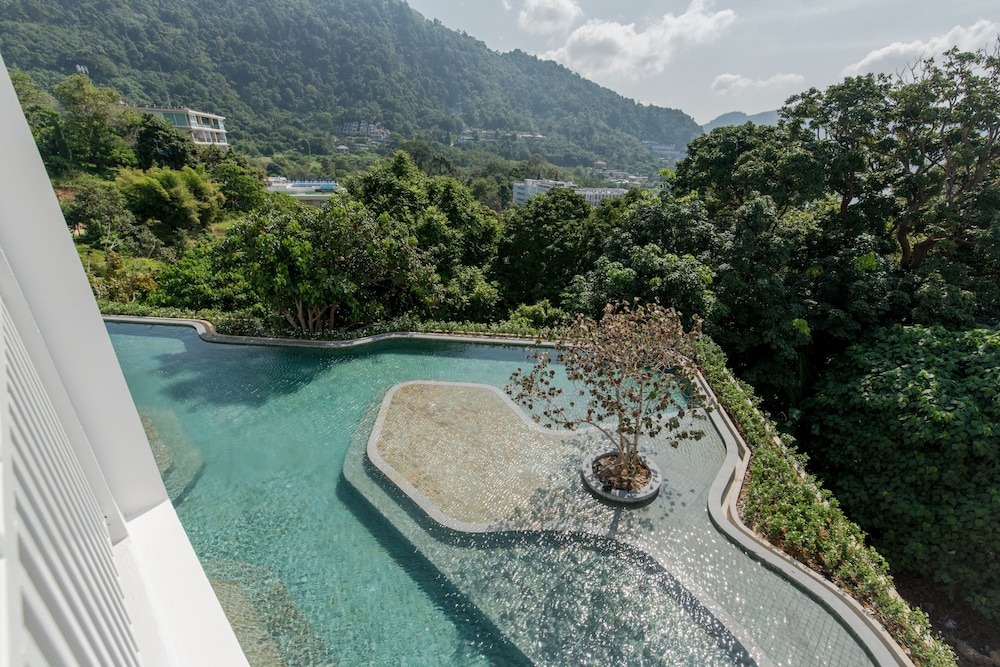 Deluxe Room with Pool View - Photo 8