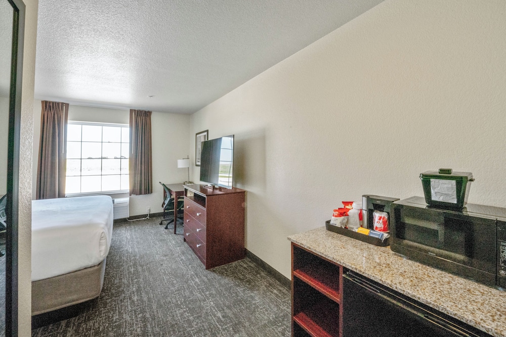 Room, 1 King Bed, Non Smoking (Guestroom) - Photo 6
