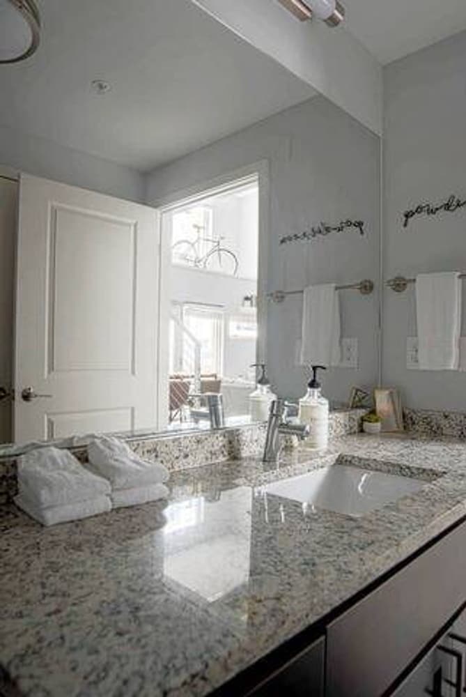 Cozysuites TWO Stylish Apts Monument Circle Indy, Photo 16