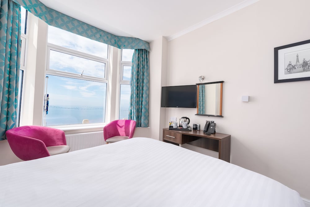 Superior Room, 1 King Bed with Sofa bed, Non Smoking, Sea View (Converts to 2 Twin Beds) photo 3