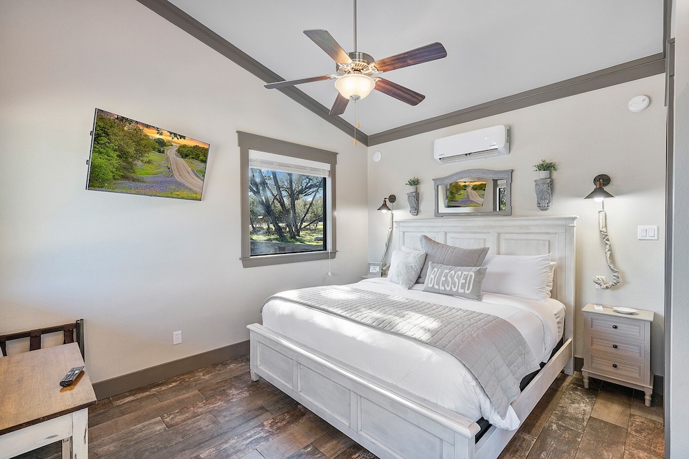 Comfort Cabin (Not Pet-friendly)