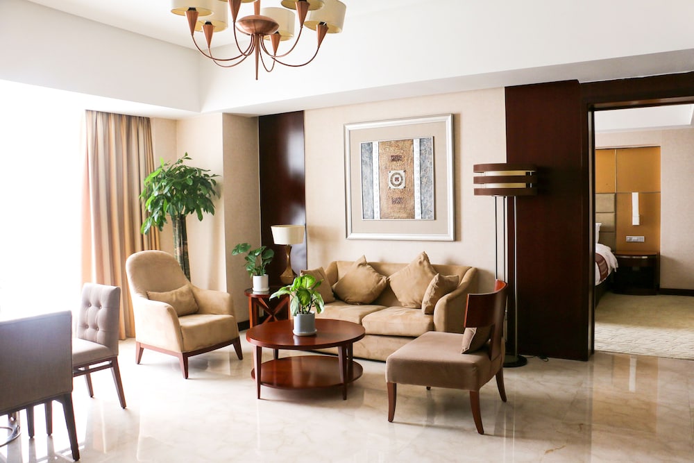 Suite, 2 Bedrooms, City View (Dining Area) - Photo 3