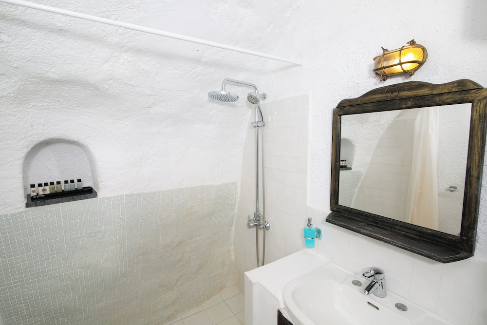 Family Cave Suite with Caldera View - Photo 4