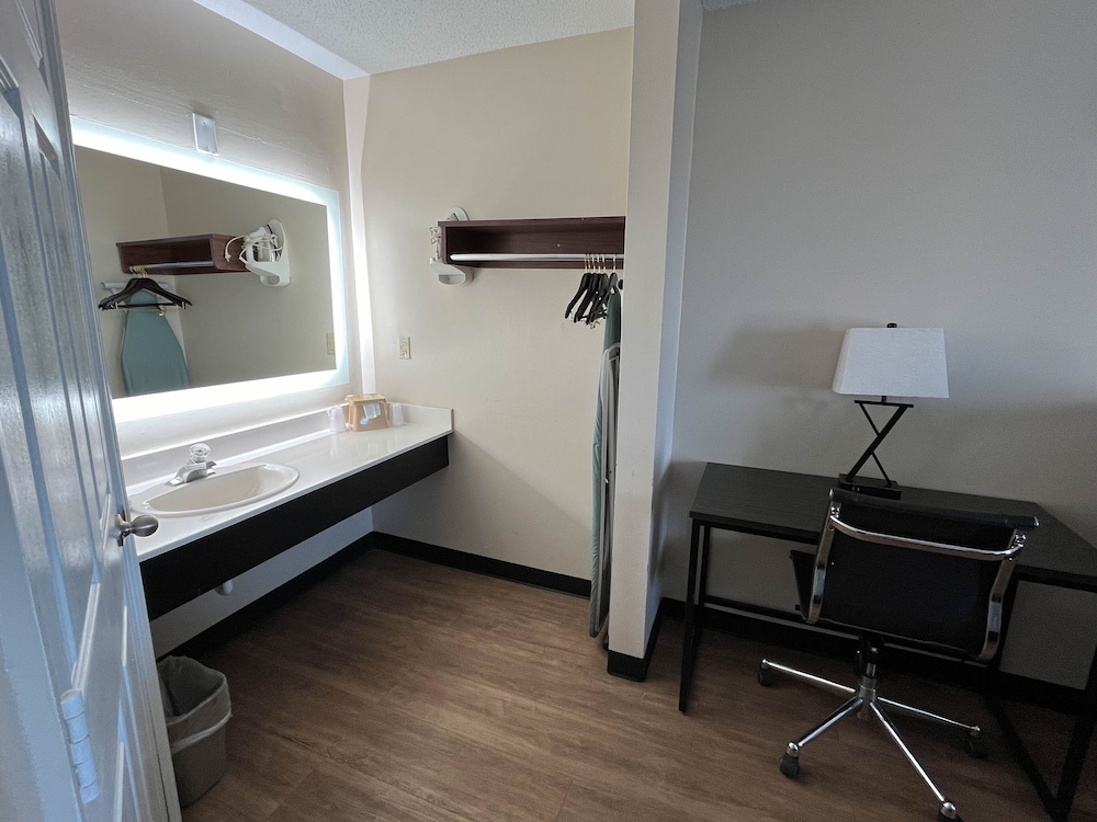 Deluxe Room, 2 Double Beds, Non Smoking, Refrigerator & Microwave - Photo 7