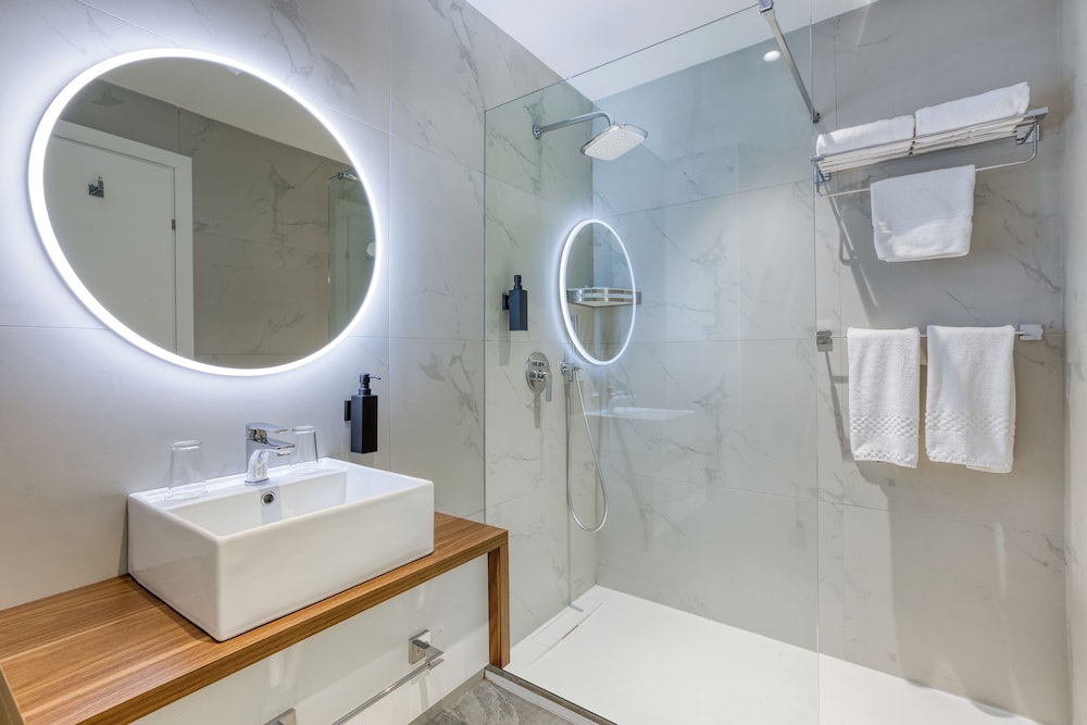 Luxury Suite - Photo 16