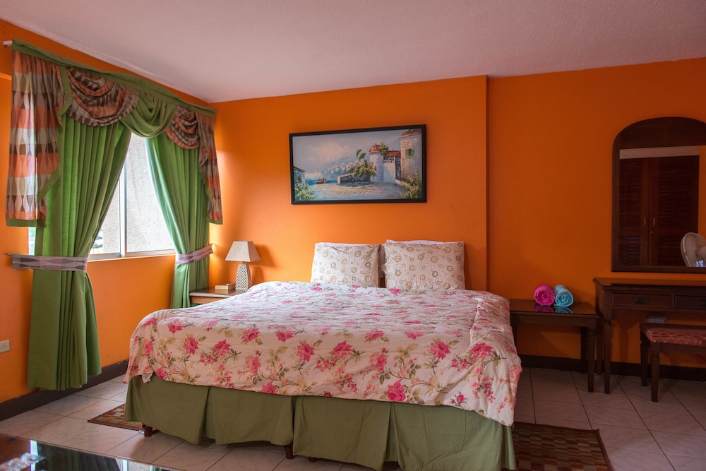 Economy Studio, 1 King Bed, Kitchenette, Courtyard View