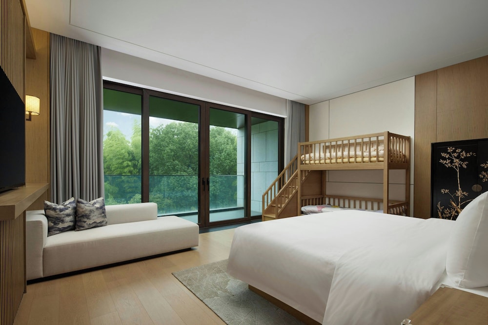 Deluxe Room, Multiple Beds, Balcony photo 1