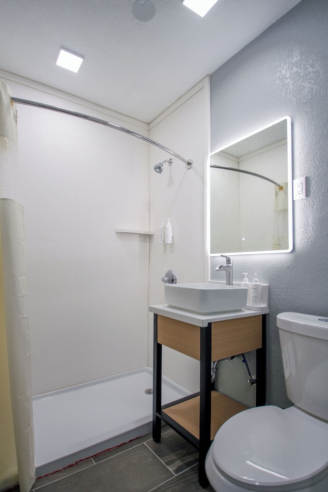 Deluxe Room, 1 King Bed with Sofa bed photo 3