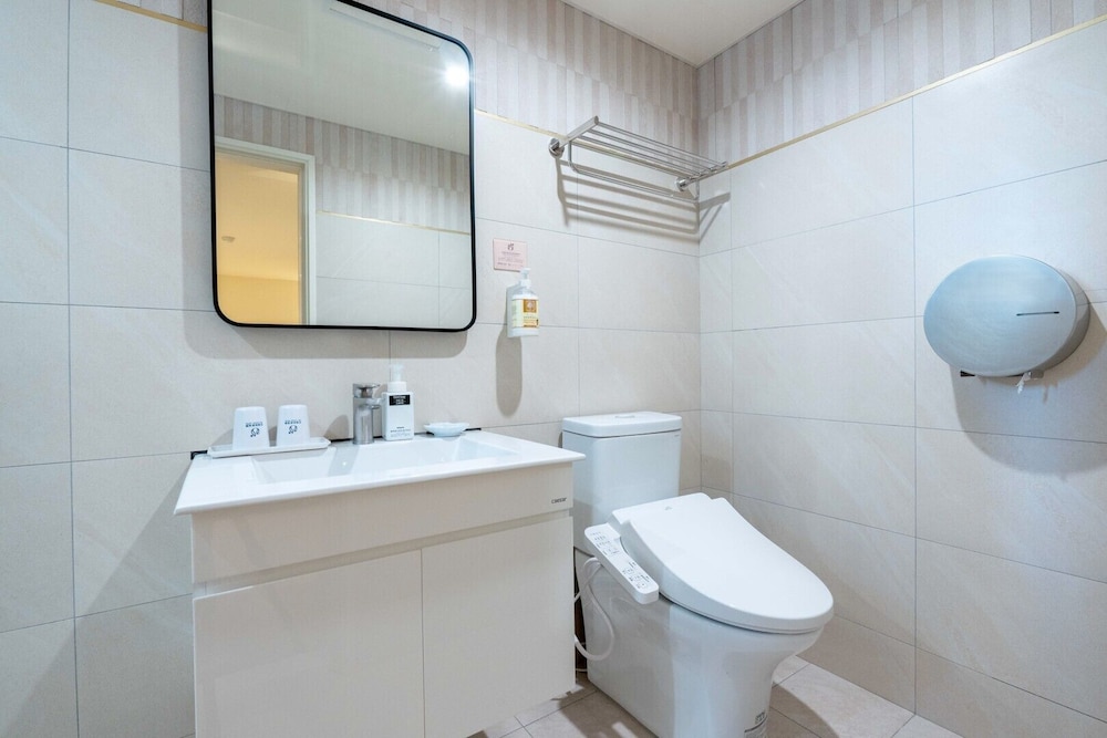 Classic Double Room, 1 King Bed photo 3