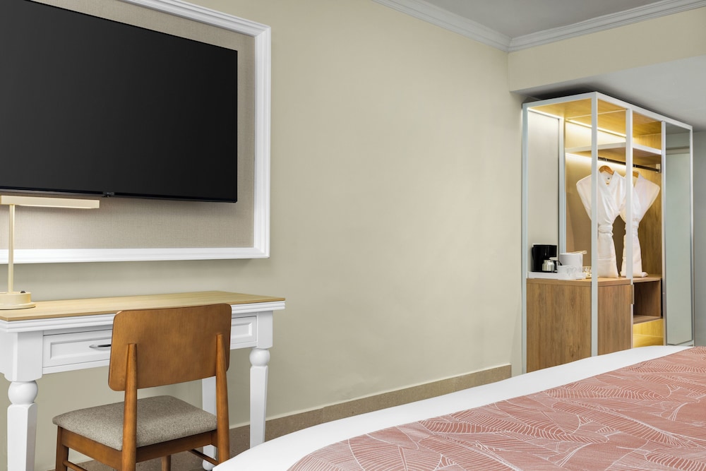 Club Room, 1 King Bed (tropical View)