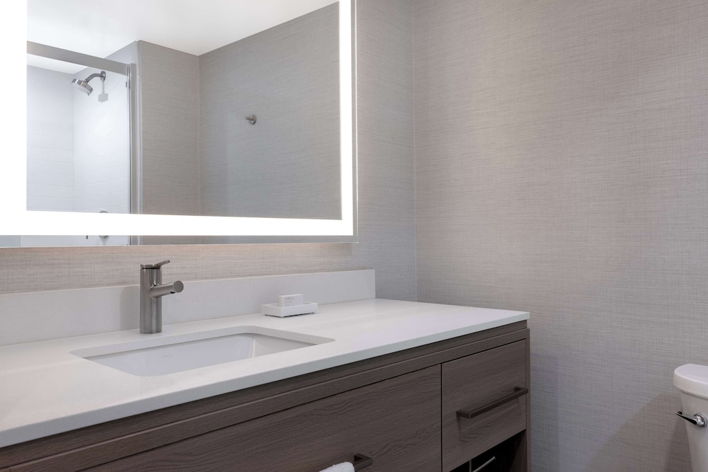 Studio Suite, 1 Queen Bed, Accessible, Bathtub photo 2