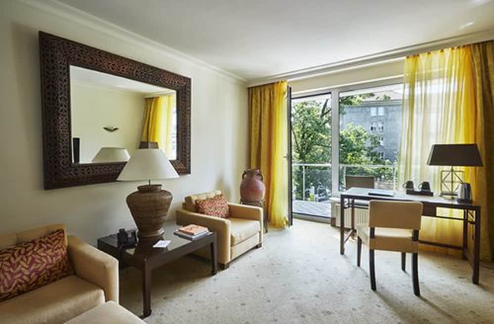 Suite, 1 King Bed, Balcony photo 3