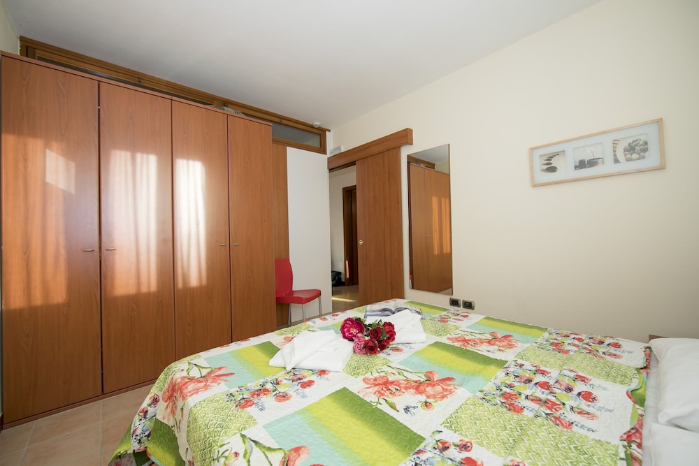 Family Apartment, 2 Bedrooms, Lakeside (Porto Letizia P12)