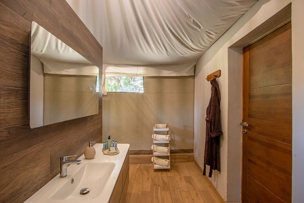 Family Tent, 2 Bedrooms, Patio, River View photo 2