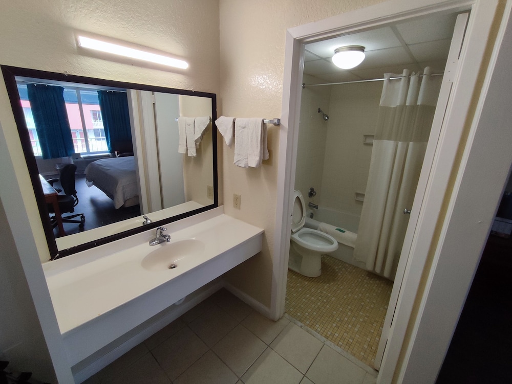 Basic Room, 1 King Bed, Non Smoking, Refrigerator & Microwave photo 2