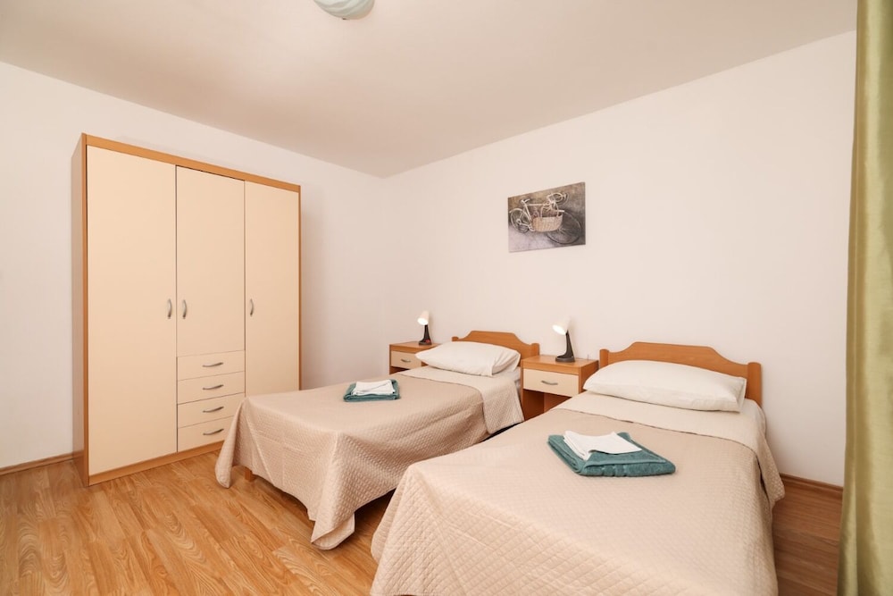 Apartment (Ivanac - close to the beach - A1 (6+2) photo 2