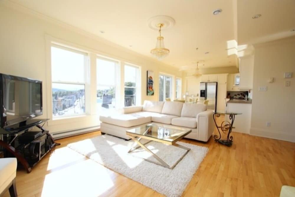 Deluxe Condo, Harbor View