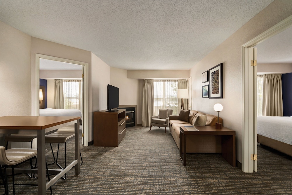 Suite, 2 Bedrooms (Mobility Accessible, Roll-In Shower)