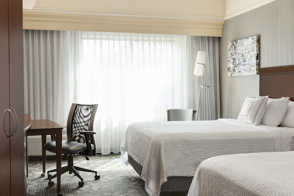 Room, 2 Queen Beds (Mobility/Hearing Accessible, Tub) photo 2