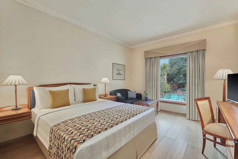 Classic Room, 1 King Bed, Pool View photo 1