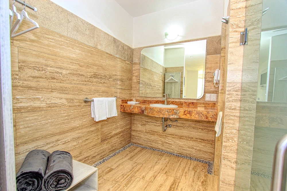 Standard Room, Multiple Beds - Photo 3