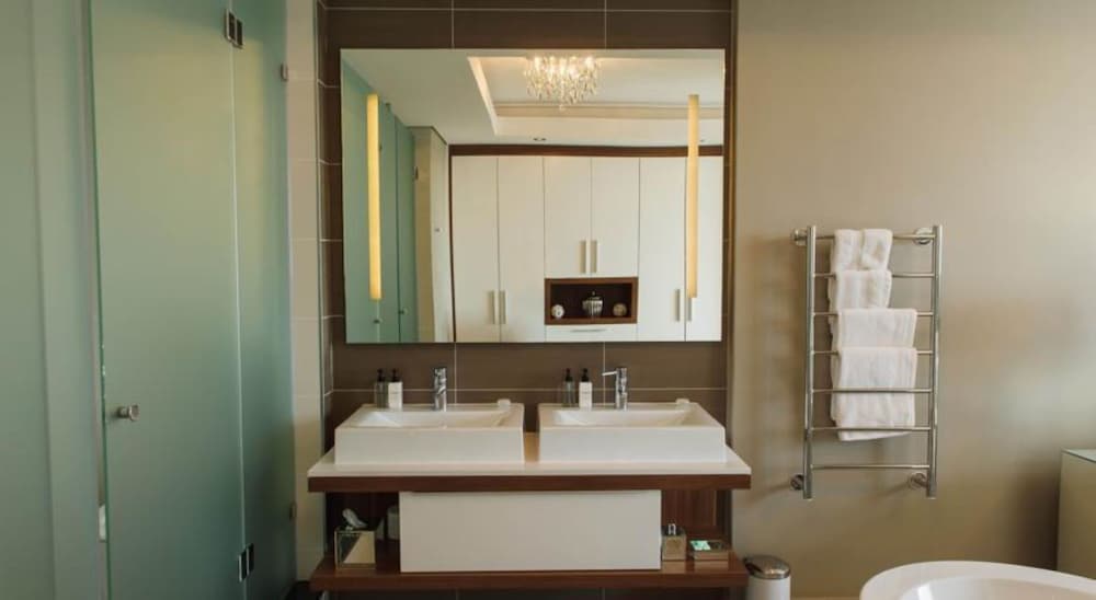Luxury Two-Bedroom Apartment - Photo 9