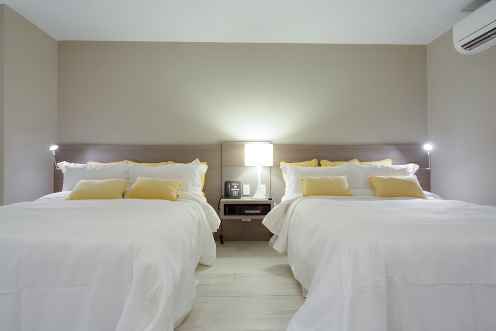 Double Pool View Suite (Two Queen Beds) photo 2