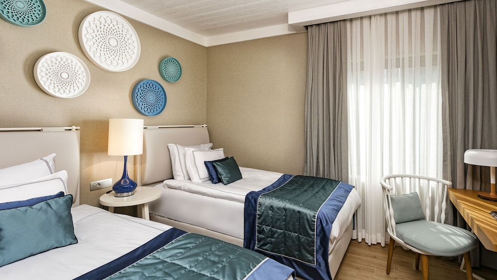 Swim-up Deluxe Family Suite photo 3