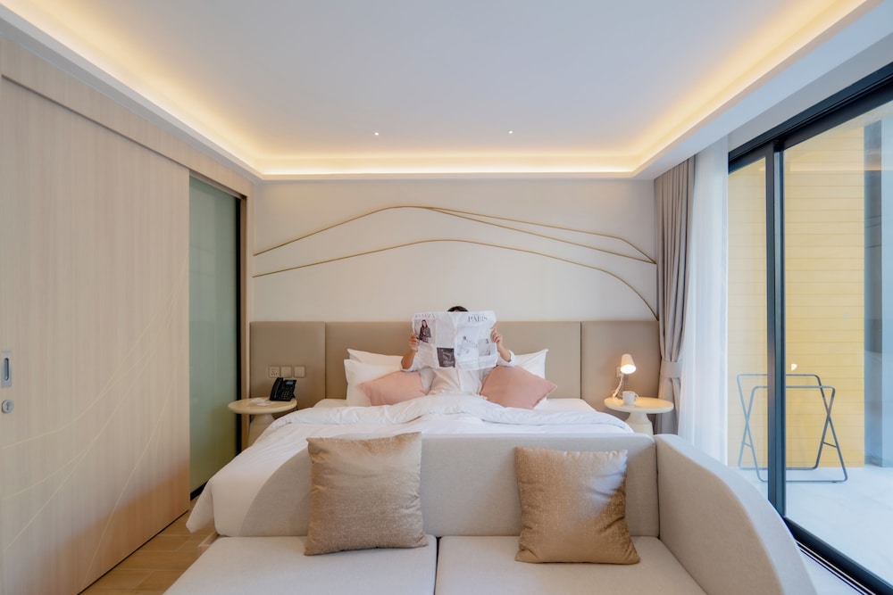 Grand Room, 1 King Bed, Pool Access (Deluxe) - Photo 7