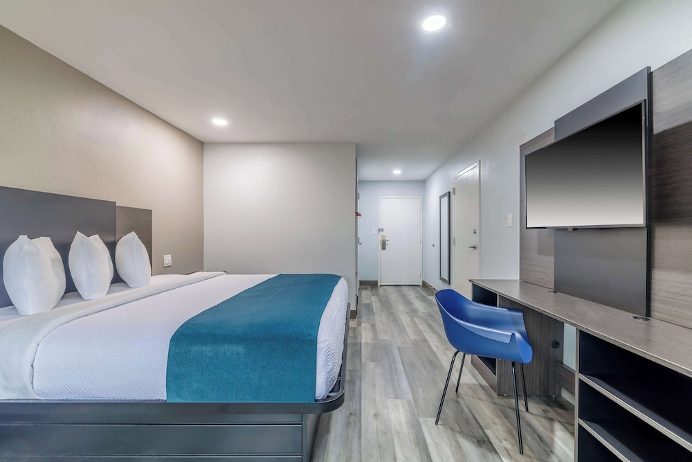 Deluxe Room, 1 King Bed, Accessible, Non Smoking photo 3