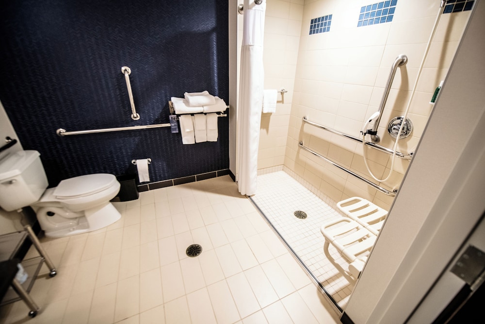 Deluxe Suite, 1 Bedroom (Mobility/Hearing Access, Roll-In Shwr) photo 3