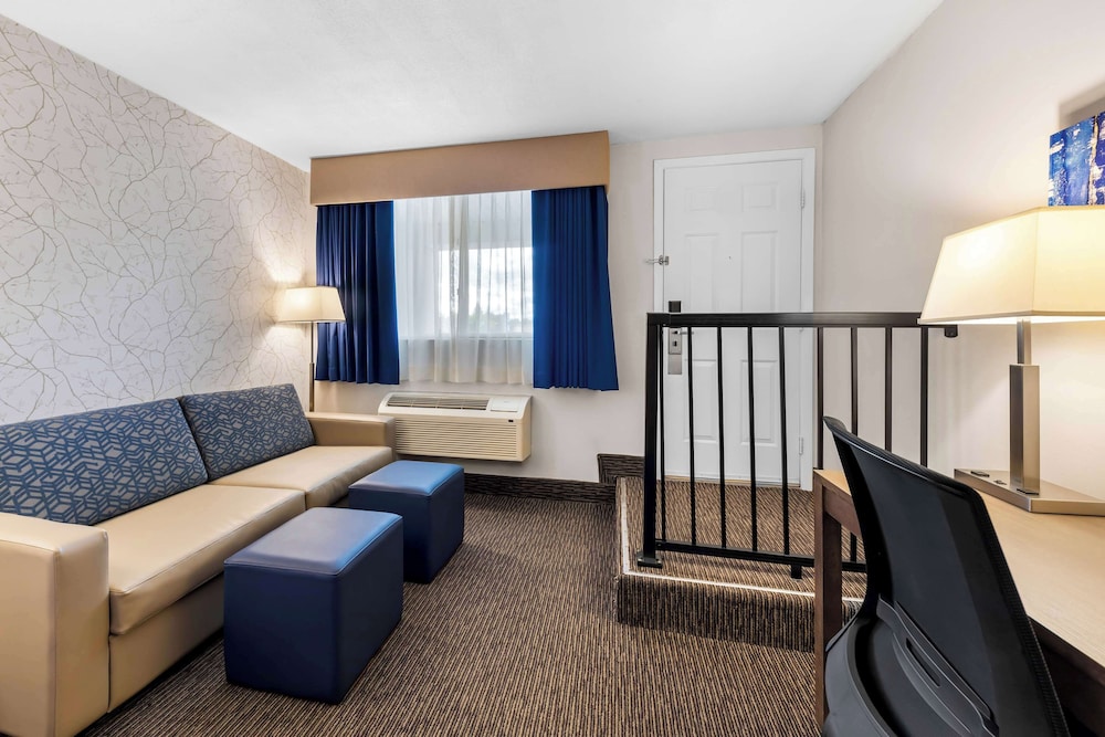 Standard Room, 1 Queen Bed, Non Smoking, Refrigerator & Microwave (with Sofabed) photo 2
