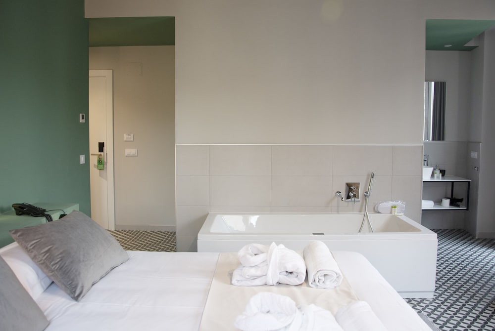 Deluxe Double Room, Hot Tub - Photo 13