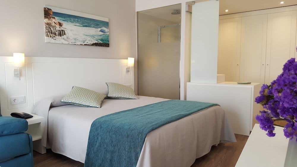 Junior Double or Twin Room, Balcony, Partial Sea View photo 2