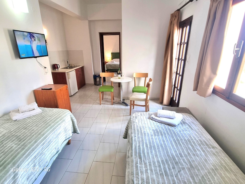 Quadruple Suite, Pool View
