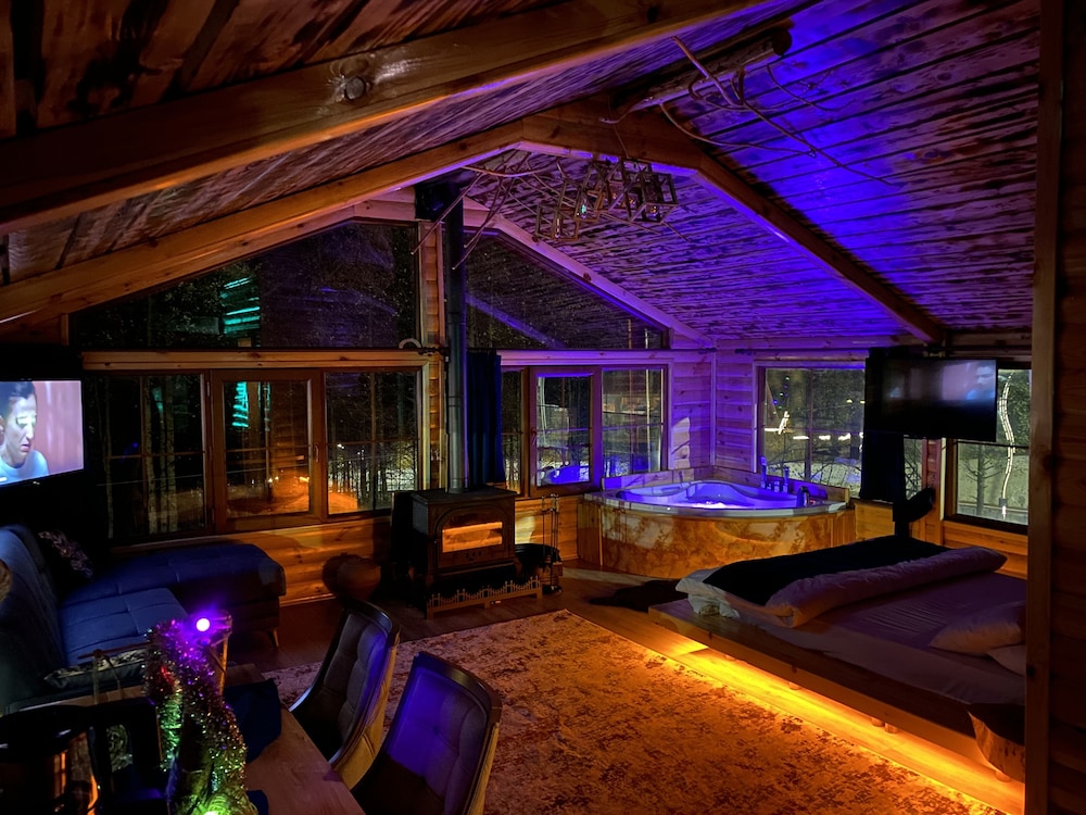 Panoramic Room, 1 Queen Bed, Jetted Tub, Mountain View photo 1